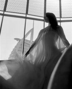 تارا عماد تشارك متابعيها بأحدث جلسة تصوير لها بفستان أبيض أنيق - 19 - سيناء الإخبارية