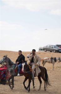 جان يامان يقوم بجولة بالأهرامات لتصوير حملة دعائية لصالح إحدى شركات المواد الغذائية - 7 - سيناء الإخبارية