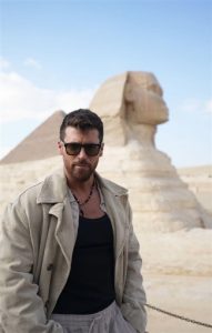 جان يامان يقوم بجولة بالأهرامات لتصوير حملة دعائية لصالح إحدى شركات المواد الغذائية - 11 - سيناء الإخبارية