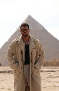 جان يامان يقوم بجولة بالأهرامات لتصوير حملة دعائية لصالح إحدى شركات المواد الغذائية - 13 - سيناء الإخبارية