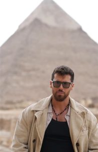 جان يامان يقوم بجولة بالأهرامات لتصوير حملة دعائية لصالح إحدى شركات المواد الغذائية - 15 - سيناء الإخبارية