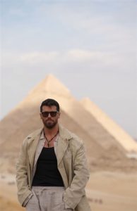 جان يامان يقوم بجولة بالأهرامات لتصوير حملة دعائية لصالح إحدى شركات المواد الغذائية - 17 - سيناء الإخبارية