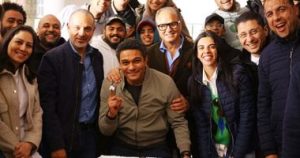 فريق عمل مسلسل قلبي ومفتاحه يحتفلون بعيد ميلاد آسر ياسين داخل لوكيشن التصوير - 1 - سيناء الإخبارية