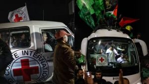 قطاع غزة ينتظر وصول الحافلات التي تحمل الأسرى الفلسطينيين عبر معبر كرم أبو سالم - 3 - سيناء الإخبارية