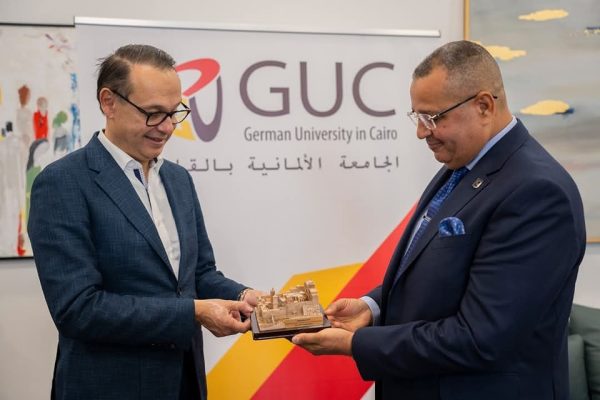 خالد مبارك يبحث مع الجامعة الألمانية تعزيز الهوية البصرية بجنوب سيناء ويشيد بمشاركتها في مشروع التجلي الأعظم - 3 - سيناء الإخبارية