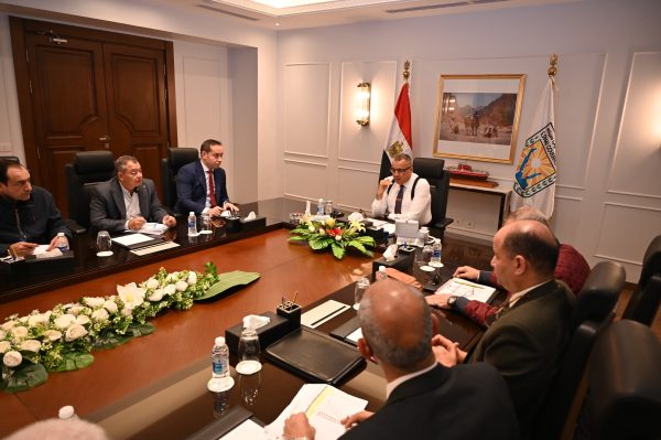 خالد مبارك يبحث الاستعدادات للاحتفال بالعيد القومي لجنوب سيناء ومعدلات تنفيذ المشروعات - 3 - سيناء الإخبارية
