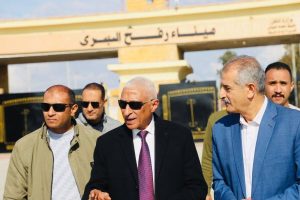 محافظ شمال سيناء يتفقد معبر رفح ويتابع إدخال المساعدات واستقبال الجرحى الفلسطينيين - 1 - سيناء الإخبارية