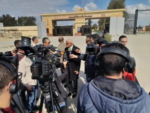 محافظ شمال سيناء يتفقد معبر رفح ويتابع إدخال المساعدات واستقبال الجرحى الفلسطينيين - 3 - سيناء الإخبارية