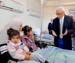 محافظ شمال سيناء : مصر قامت بمد جسر بري لنقل المساعدات الإنسانية والاغاثية إلى غزة - 7 - سيناء الإخبارية