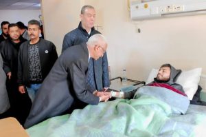 محافظ شمال سيناء وسفير فلسطين يزورون الجرحي والمرضي الفلسطينيين بمستشفي العريش - 1 - سيناء الإخبارية