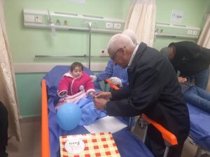 محافظ شمال سيناء يرحب بالجرحي الفلسطينيين علي أرض المحافظة ويوزع الهدايا علي الأطفال - 3 - سيناء الإخبارية
