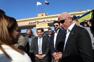 محافظ شمال سيناء يستعرض خطوات استقبال المصابين والمرضى الفلسطينيين أمام الوفد الأوروبي - 5 - سيناء الإخبارية
