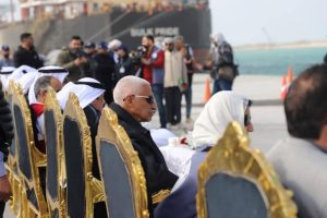محافظ شمال سيناء يستقبل سفينه مساعدات إماراتية لقطاع غزة بميناء العريش البحري - 1 - سيناء الإخبارية