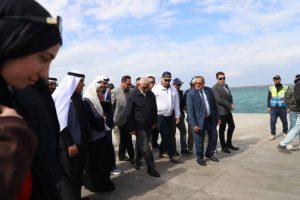محافظ شمال سيناء يستقبل سفينه مساعدات إماراتية لقطاع غزة بميناء العريش البحري - 3 - سيناء الإخبارية