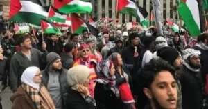 مظاهرة داعمة للقضية الفلسطينية أمام المقر افتتاح مهرجان برلين وسط هطول للثلوج - 1 - سيناء الإخبارية