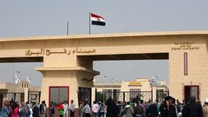 اصطفاف العشرات من المعدات الثقيلة كاللوادر والقلابات بمعبر رفح لإدخالها إلى غزة - 1 - سيناء الإخبارية