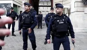 مقتل شخص وإصابة شرطيين اثنين في حادث طعن خلال تظاهرة شرقي فرنسا - 5 - سيناء الإخبارية