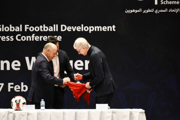 أبو ريدة يُهدي فينجر قميص منتخب مصر ويصطحبه في جولة تفقدية داخل اتحاد الكرة - 5 - سيناء الإخبارية