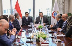 وزير الصحة ووزير الشباب والرياضة يشهدان توقيع مذكرة تفاهم لسرعة إنقاذ الأشخاص المعرضين للإصابة بتوقف عضلة القلب المفاجئ - 1 - سيناء الإخبارية