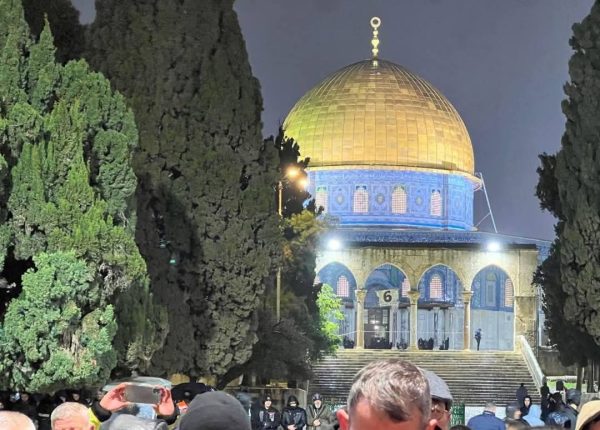 آلاف الفلسطينيين يؤدون العشاء والتراويح في المسجد الأقصى..  صور - 9 - سيناء الإخبارية