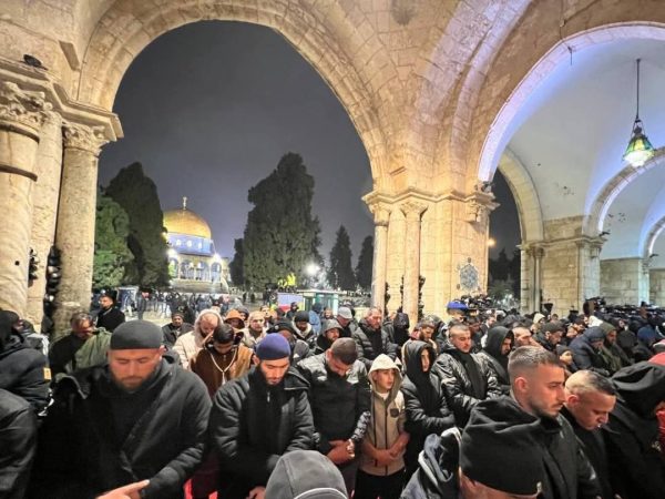 آلاف الفلسطينيين يؤدون العشاء والتراويح في المسجد الأقصى..  صور - 7 - سيناء الإخبارية