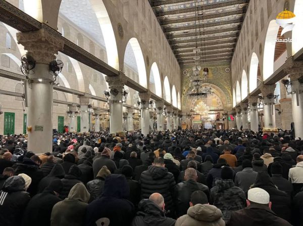 آلاف الفلسطينيين يؤدون العشاء والتراويح في المسجد الأقصى..  صور - 3 - سيناء الإخبارية