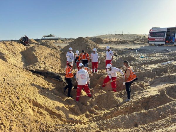 فيديو .. جريمة مروعة في رفح.. الاحتلال الإسرائيلي يعدم طواقم إسعاف ودفاع مدني بعد تقييدهم - 1 - سيناء الإخبارية