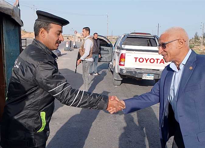 محافظ شمال سيناء يوزع الهدايا على الأطفال ويهنئ قوات الأمن بعيد الفطر - 1 - سيناء الإخبارية