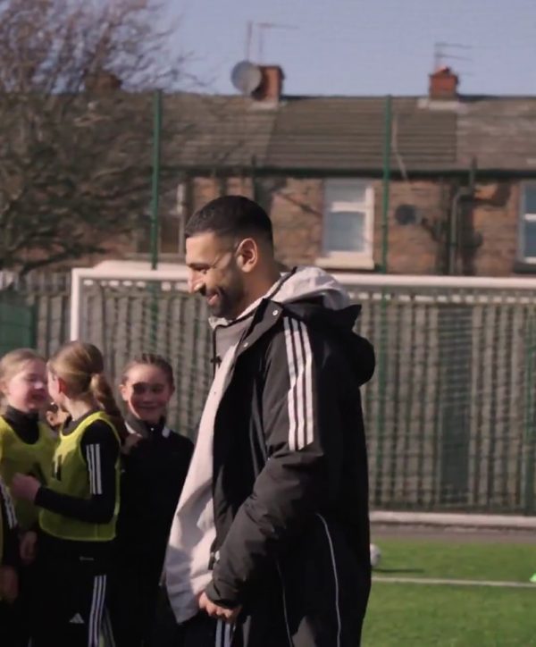 محمد صلاح يزور فريق الفتيات في سيفون بارك رينجرز لدعم المواهب الشابة - 3 - سيناء الإخبارية