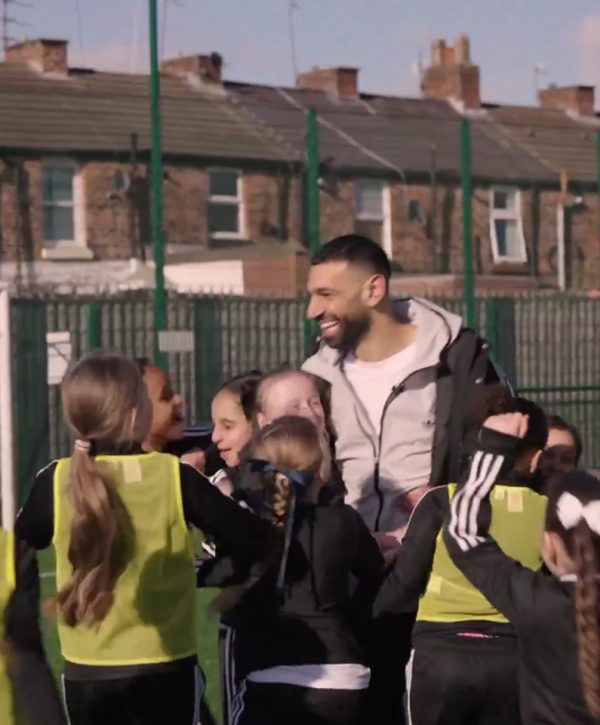 محمد صلاح يزور فريق الفتيات في سيفون بارك رينجرز لدعم المواهب الشابة - 1 - سيناء الإخبارية