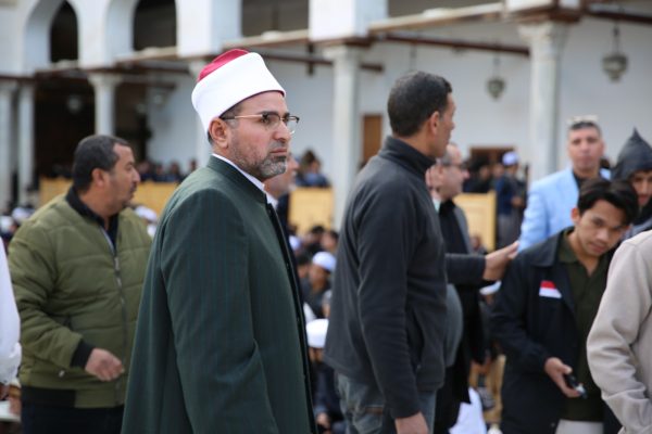 للعام الرابع.. وكيل الأزهر يشارك الوافدين مائدة الإفطار بالجامع الأزهر - 13 - سيناء الإخبارية