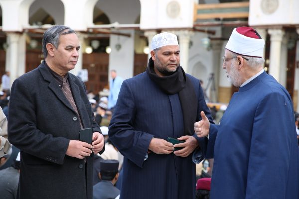 للعام الرابع.. وكيل الأزهر يشارك الوافدين مائدة الإفطار بالجامع الأزهر - 1 - سيناء الإخبارية