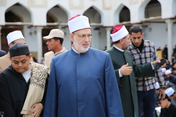 للعام الرابع.. وكيل الأزهر يشارك الوافدين مائدة الإفطار بالجامع الأزهر - 7 - سيناء الإخبارية