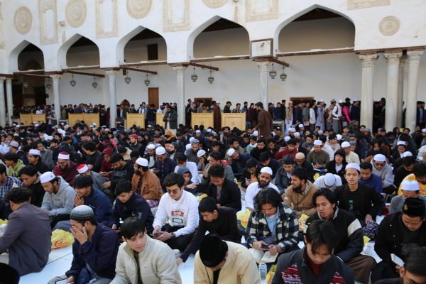 للعام الرابع.. وكيل الأزهر يشارك الوافدين مائدة الإفطار بالجامع الأزهر - 5 - سيناء الإخبارية