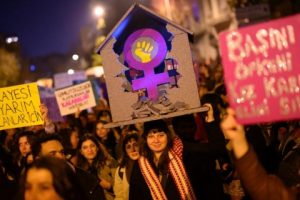 اعتقال نحو 200 امرأة في إسطنبول إثر خروج مسيرة ليلية بمناسبة يوم المرأة العالمي - 3 - سيناء الإخبارية