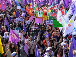 اعتقال نحو 200 امرأة في إسطنبول إثر خروج مسيرة ليلية بمناسبة يوم المرأة العالمي - 1 - سيناء الإخبارية