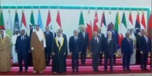 التقاط صورة تذكارية للقادة والزعماء المشاركين في القمة العربية الطارئة بالقاهرة - 3 - سيناء الإخبارية