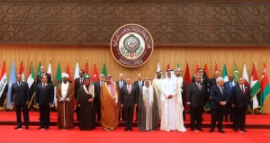 التقاط صورة تذكارية للقادة والزعماء المشاركين في القمة العربية الطارئة بالقاهرة - 1 - سيناء الإخبارية