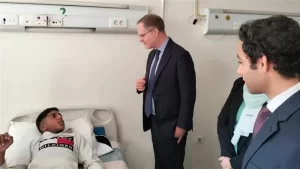 السفير البريطاني يزور مستشفى العريش العام ويشيد بجهود مصر في رعاية الجرحى الفلسطينيين - 3 - سيناء الإخبارية