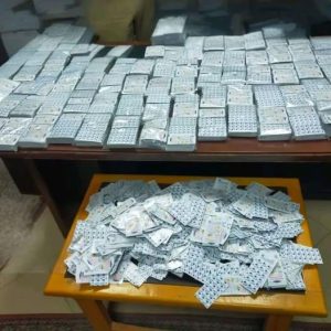 جمارك نويبع تحبط محاولة تهريب كمية من الأدوية والساعات الفاخرة - 3 - سيناء الإخبارية