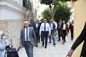 خالد عبدالغفار يوجه بتوفير موظفين بزي رسمي داخل ساحة ديوان عام الوزارة لمساعدة وتوجيه المواطنين - 3 - سيناء الإخبارية