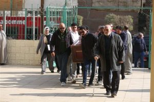 عدد من الفنانين يحرصون على حضور جنازة والدة الفنان باسم سمرة - 9 - سيناء الإخبارية