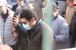 عدد من الفنانين يحرصون على حضور جنازة والدة الفنان باسم سمرة - 15 - سيناء الإخبارية