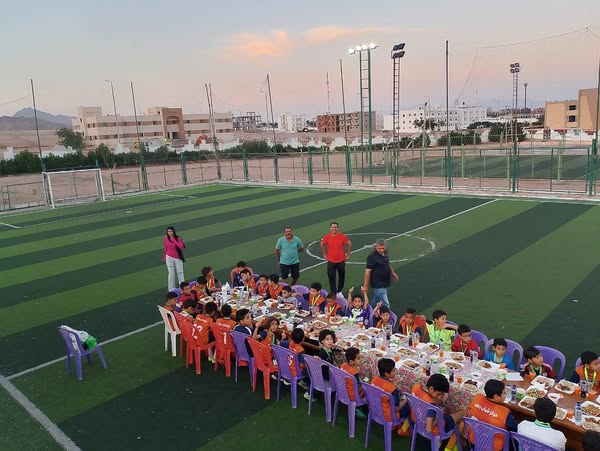 مركز شباب دهب ينظم إفطارًا جماعيًا للاعبي أكاديمية كرة القدم - سيناء الإخبارية