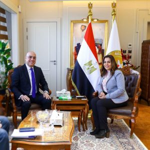 منال عوض تستعرض جهود الوزارة خلال استقبال رئيس حزب الجبهة الوطنية - 1 - سيناء الإخبارية