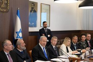 هيئة البث الإسرائيلية : أزمة الثقة بين نتنياهو ورئيس الشاباك ومسؤول ملف المحتجزين في الجيش مستمرة - 1 - سيناء الإخبارية