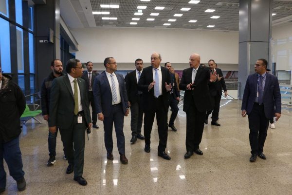 وزير الطيران المدني يتفقد مطار سفنكس الدولي ويؤكد جاهزيته لاستقبال الوفود العالمية - 1 - سيناء الإخبارية