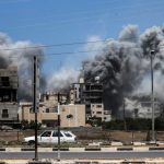 الاحتلال الإسرائيلي يقصف مجددًا محيط مدرسة دار الأرقم في حي التفاح بمدينة غزة - 3 - سيناء الإخبارية