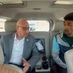 محافظ شمال سيناء يصطحب مواطنًا إلى العريش ويستمع لمشاكل الأهالي - 3 - سيناء الإخبارية