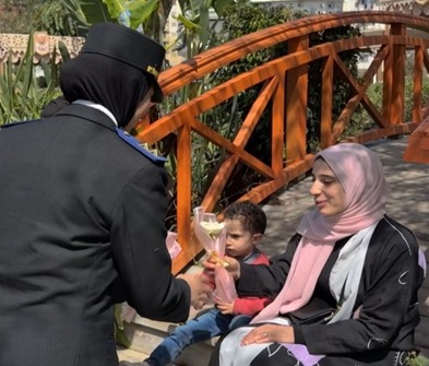 رجال الشرطة يقدمون الورود للمواطنين بمناسبة الاحتفال بعيد الفطر المبارك - 1 - سيناء الإخبارية